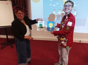 échange de fanions entre les Clubs de Noeux Soleil de l'Artois et Winnipeg avec en prime le sourire permanent d'Adèle.